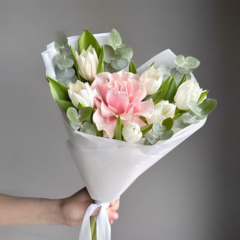 Нежный букет: розовая французская роза, белые тюльпаны и эвкалипт, уменьшенный