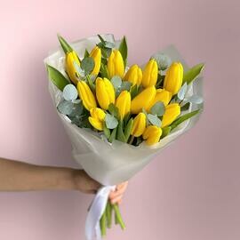 Букет из 15 желтых тюльпанов с эвкалиптом