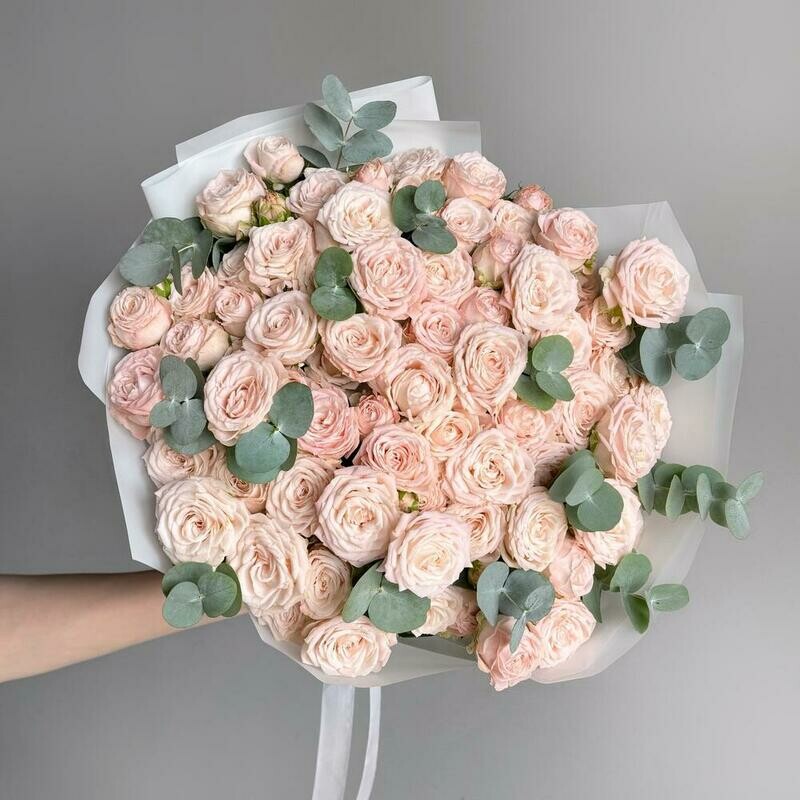Букет из 15 кустовых пионовидных роз с эвкалиптом, 15 шт