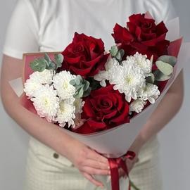Букет из 3 бордовых французских роз с 2 хризантемами