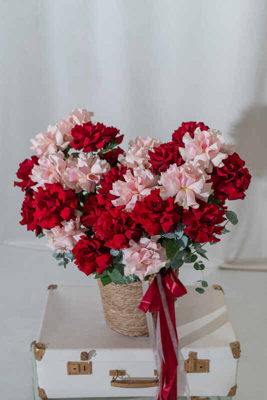 Великолепная композиция из 35 французских роз Charlotte, делюкс