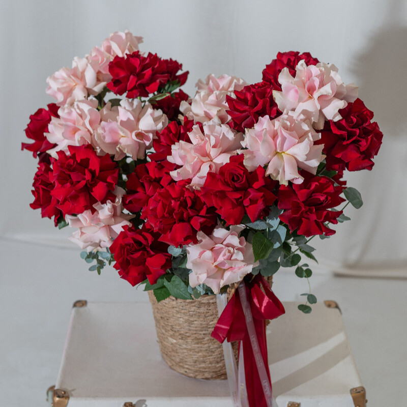 Velikolepnaya kompozitciya iz 35 frantcuzskih roz Charlotte, luxe