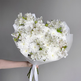 Nezhnij buket: belaya kustovaya hrizantema i al_stromeriya Charlotte