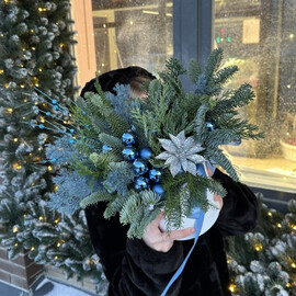 Prazdnichnij boks s zhivoj elochkoj