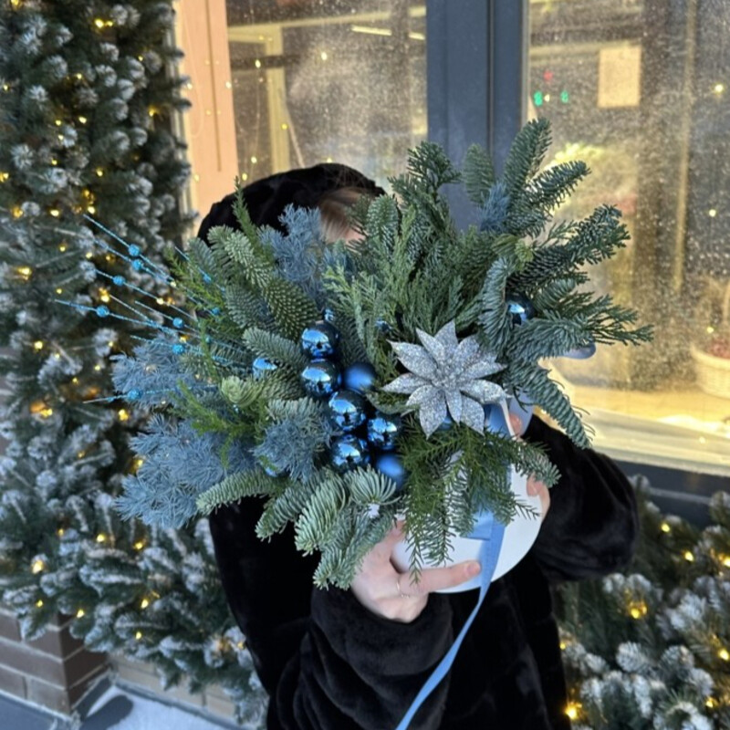 Prazdnichnij boks s zhivoj elochkoj, standart