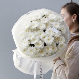 Buket belosnezhnih hrizantem Altaj