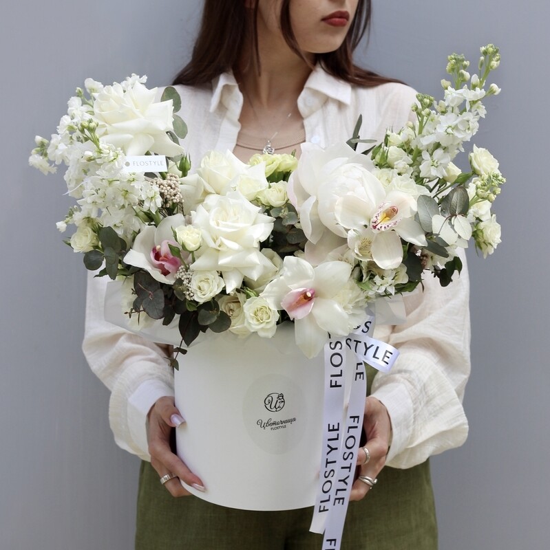 Букет белых цветов в коробке , стандартный