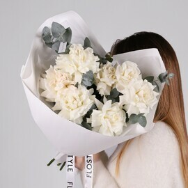 5 белых французских роз