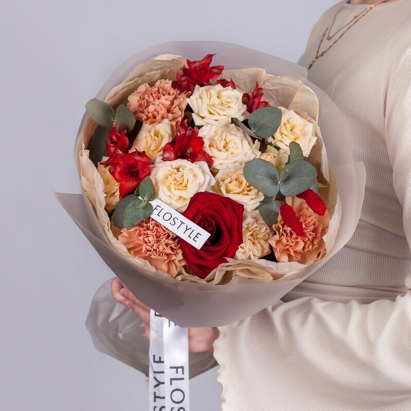 Sbornij buket v oformlenii s krasnoj rozoj, standart