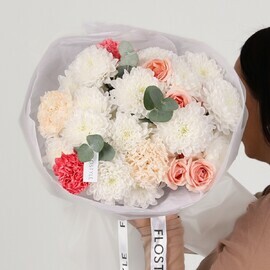 Сборный букет в оформлении с хризантемой