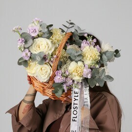 Korzina s mattioloj sirenevoj i beloj rozoj