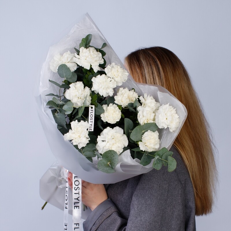 Monobuket iz belih diantusov s evkaliptom, standart