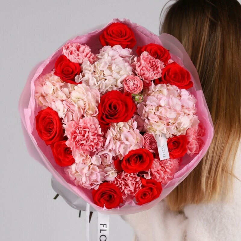 Яркий букет красных роз с гортензией, стандартный