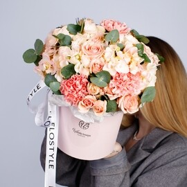 Sbornie tcveti v korobke v rozovih ottenkah