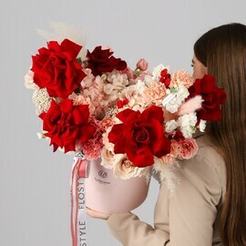 Sbornaya korobka s krasnimi frantcuzskimi rozami