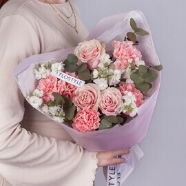 Сборный букет из сортовых роз и диантусов