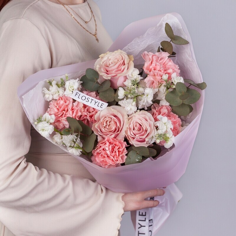 Sbornij buket iz sortovih roz i diantusov, standart