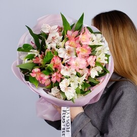 Nezhnij buket iz al_stromerij belih i rozovih