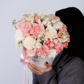 SHlyapnaya korobka s rozami i nezhnimi diantusami