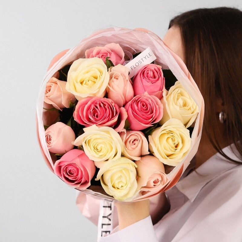 Букет из 15 роз разноцветный микс, букет из 15 роз разноцветный микс