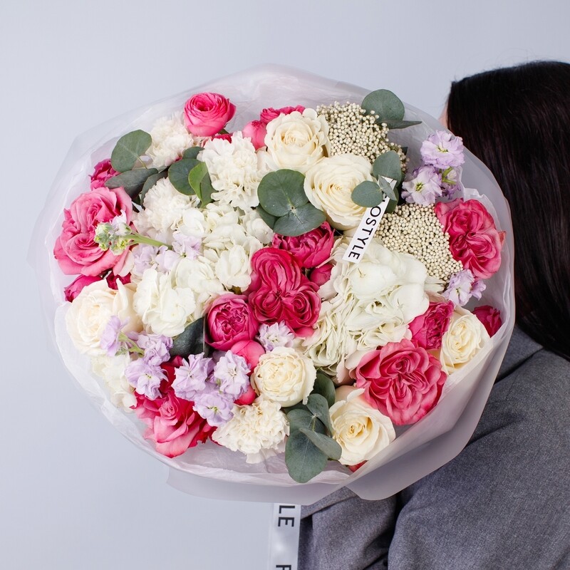 Большой сборный букет цветов с пионовидными розами, делюкс