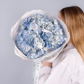 Букет из нежно-голубой гортензии
