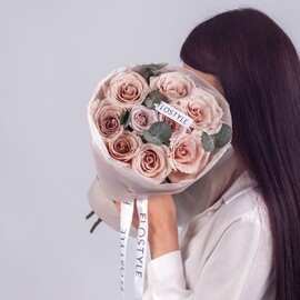 Buket iz 9 roz Quicksand s evkaliptom