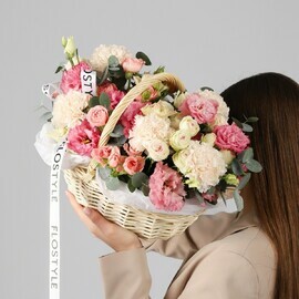 Цветочная композиция в корзинке 