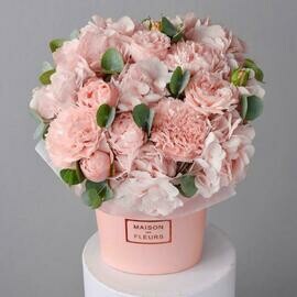 TCveti v korobke «Klubnichnij mil_fej» gortenziya i rozi, na den_ rozhdeniya