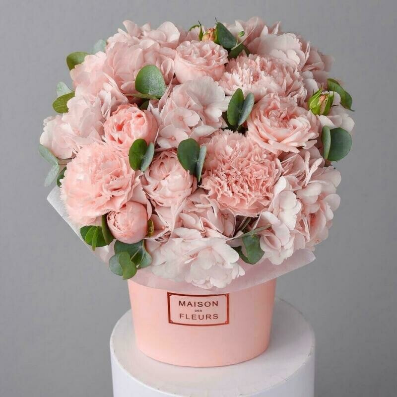 TCveti v korobke «Klubnichnij mil_fej» gortenziya i rozi, na den_ rozhdeniya, standart