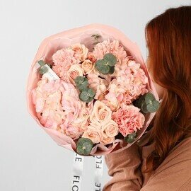 Цветы гортензия и розы на день рождения