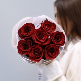 7 krasnih roz v oformlenii