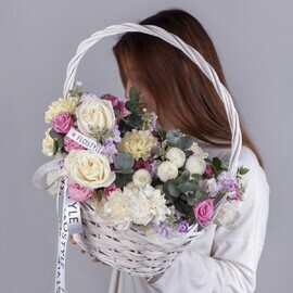 Buket s pionovidnimi rozami v korzine