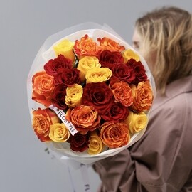 Яркий букет 25 роз в оформлении