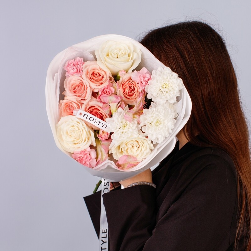 Нежный букет с розовыми и белыми розами, стандартный