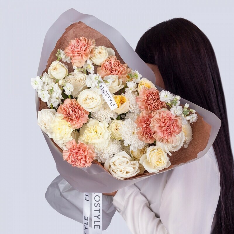 Авторский букет с кустовыми розами и диантусами, премиум