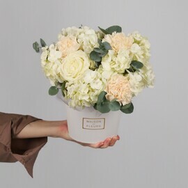 Цветы в коробке с гортензией и диантусами 