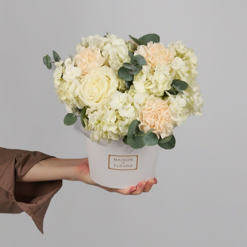 Цветы в коробке с гортензией и диантусами , стандартный