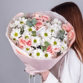 Buket s kustovoj hrizantemoj i rozoj kustovoj Star Blush