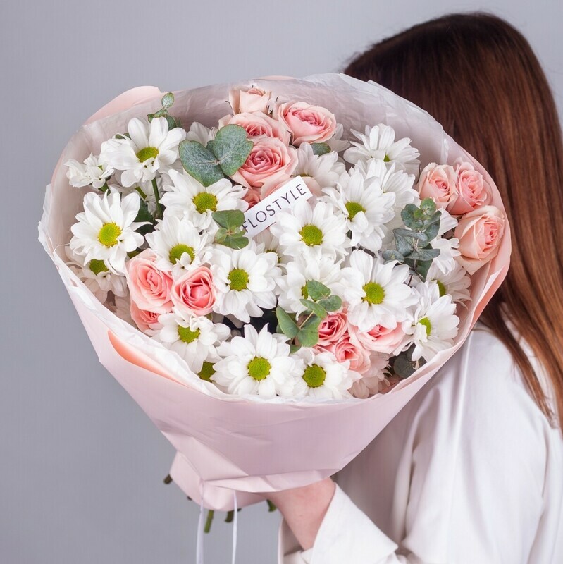 Buket s kustovoj hrizantemoj i rozoj kustovoj Star Blush, standart
