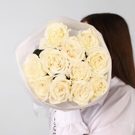 Букет из белых сортовых роз в оформлении