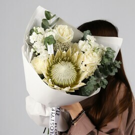Сборный белый букет с протеей