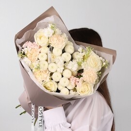 Белый авторский букет с розами, диантусами, хризантемой