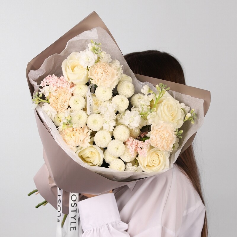 Белый авторский букет с розами, диантусами, хризантемой, премиум