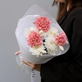 Nebol_shoj buket s hrizantemoj i diantusami