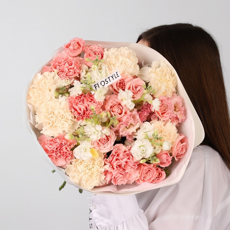 Стильный авторский букет c розовыми розами, премиум