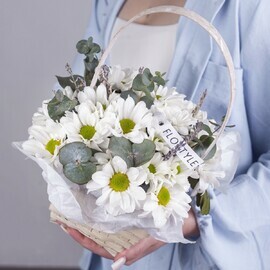 Korzinka s hrizantemoj romashkoj i evkaliptom