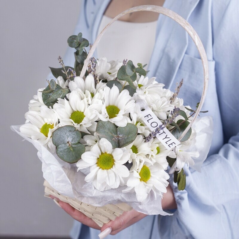 Korzinka s hrizantemoj romashkoj i evkaliptom, reduced