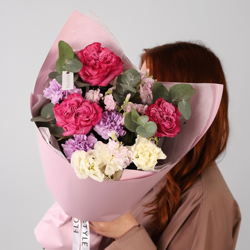 Krasivij sbornij buket s pionovidnimi rozami, standart