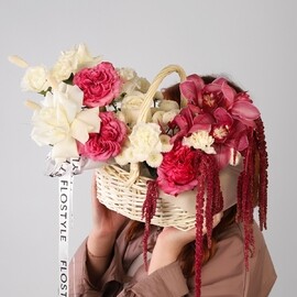 Korzina tcvetov s rozami i orhideyami